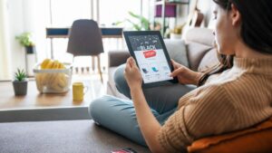 タブレットでブラックフライデーのセールを閲覧する女性